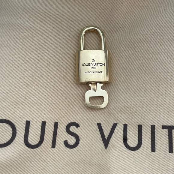 Louis Vuitton Lock and key #319 - Picture 2 of 3